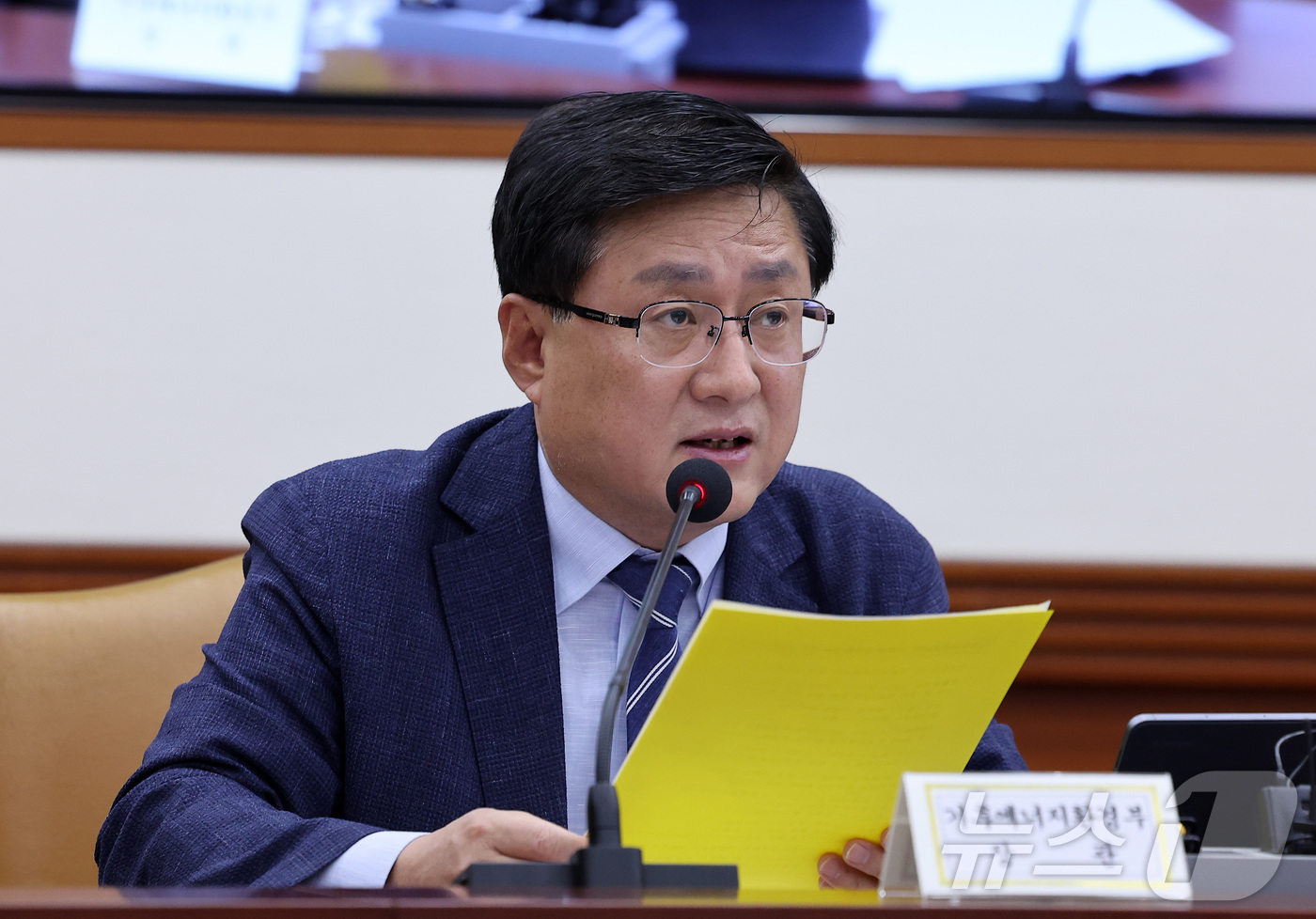 (서울=뉴스1) 김성진 기자 = 김성환 기후에너지환경부 장관이 22일 서울 종로구 정부서울청사에서 열린 비상경제본부 회의 겸 경제관계장관회의·국가창업시대 전략회의 및 부동산관계장관 …
