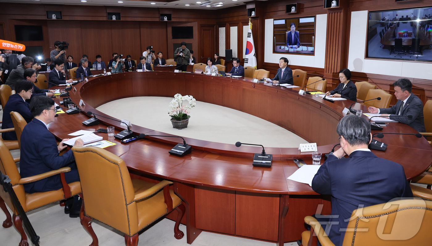 (서울=뉴스1) 김성진 기자 = 구윤철 경제부총리 겸 재정경제부 장관이 22일 서울 종로구 정부서울청사에서 열린 비상경제본부 회의 겸 경제관계장관회의·국가창업시대 전략회의 및 부동 …