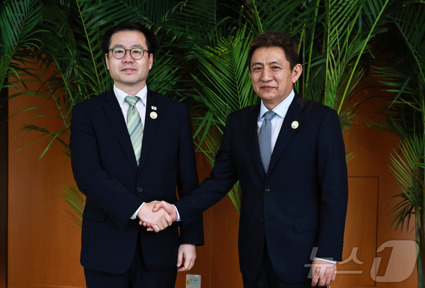 (서울=뉴스1) = '아시아태평양경제협력공동체(APEC) 통상장관회의' 참석차 중국 쑤저우를 방문중인 여한구 산업통상부 통상교섭본부장이 21일(현지시간) 리 청강 중국 상무부 국제 …