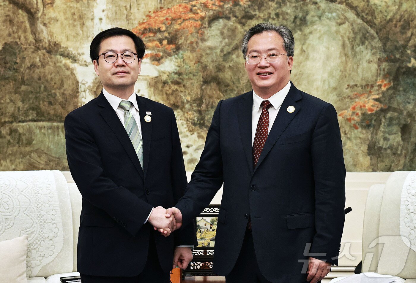 본문 이미지 - '아시아태평양경제협력공동체(APEC) 통상장관회의' 참석차 중국 쑤저우를 방문중인 여한구 산업통상부 통상교섭본부장이 21일(현지시간) 판 보 중국 쑤저우시 당서기와 면담 후 기념 촬영을 하고 있다. (산업통상부 제공. 재판매 및 DB 금지) 2026.5.22 ⓒ 뉴스1