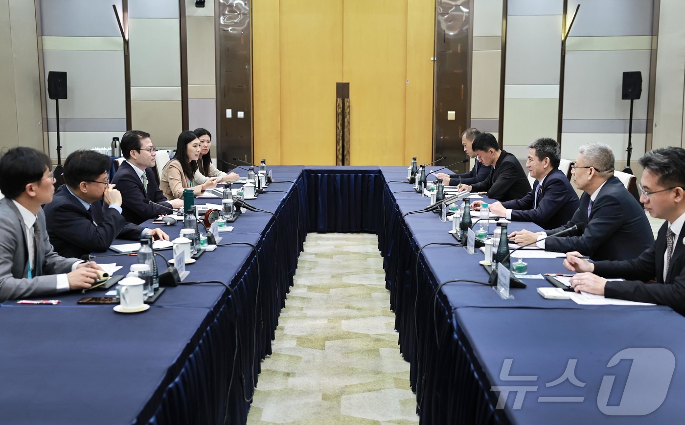 (서울=뉴스1) = '아시아태평양경제협력공동체(APEC) 통상장관회의' 참석차 중국 쑤저우를 방문중인 여한구 산업통상부 통상교섭본부장이 지난 21일(현지시간) 리 청강 중국 상무부 …
