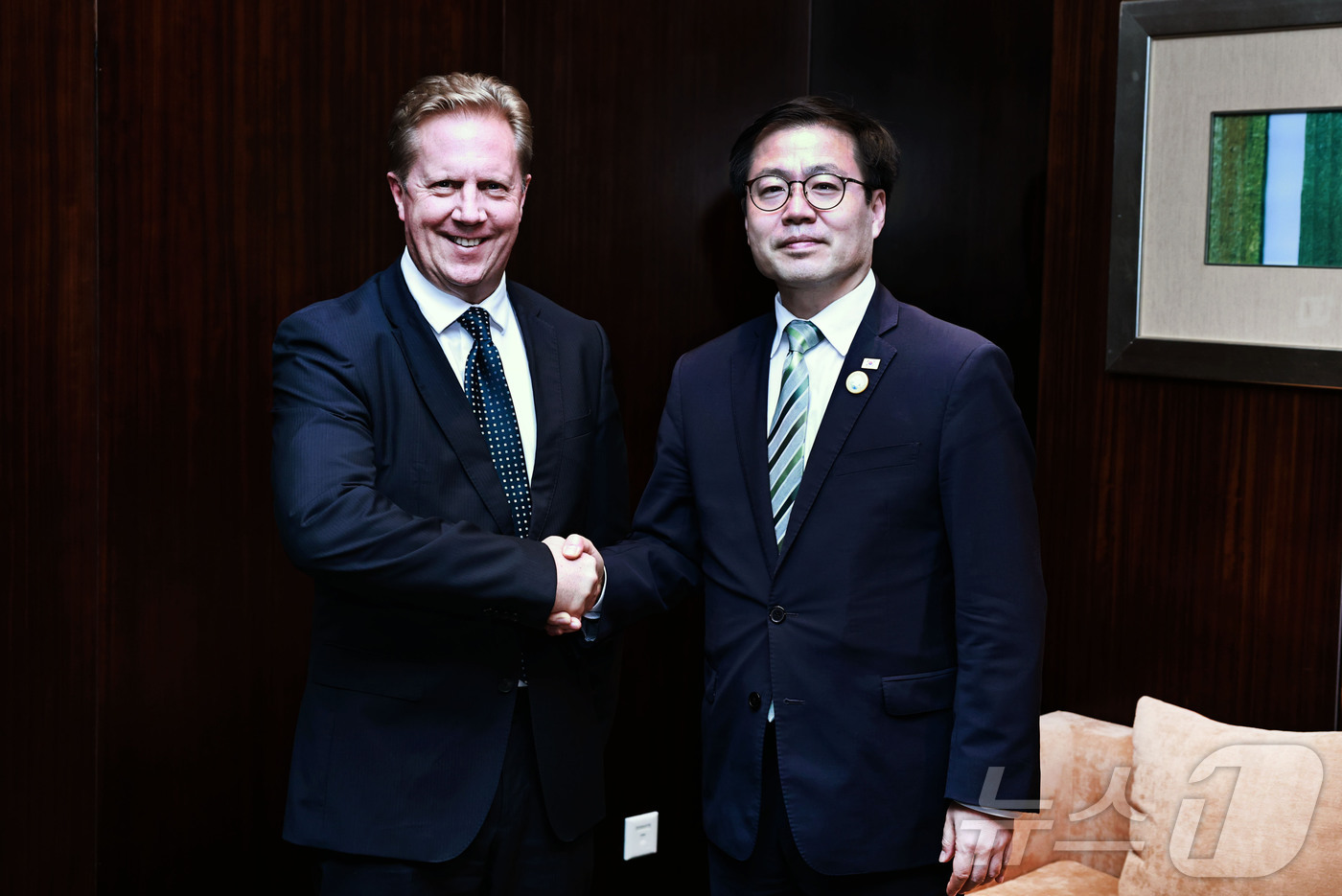 (서울=뉴스1) = '아시아태평양경제협력공동체(APEC) 통상장관회의' 참석차 중국 쑤저우를 방문중인 여한구 산업통상부 통상교섭본부장이 21일(현지시간) 토드 맥클레이 뉴질랜드무역 …
