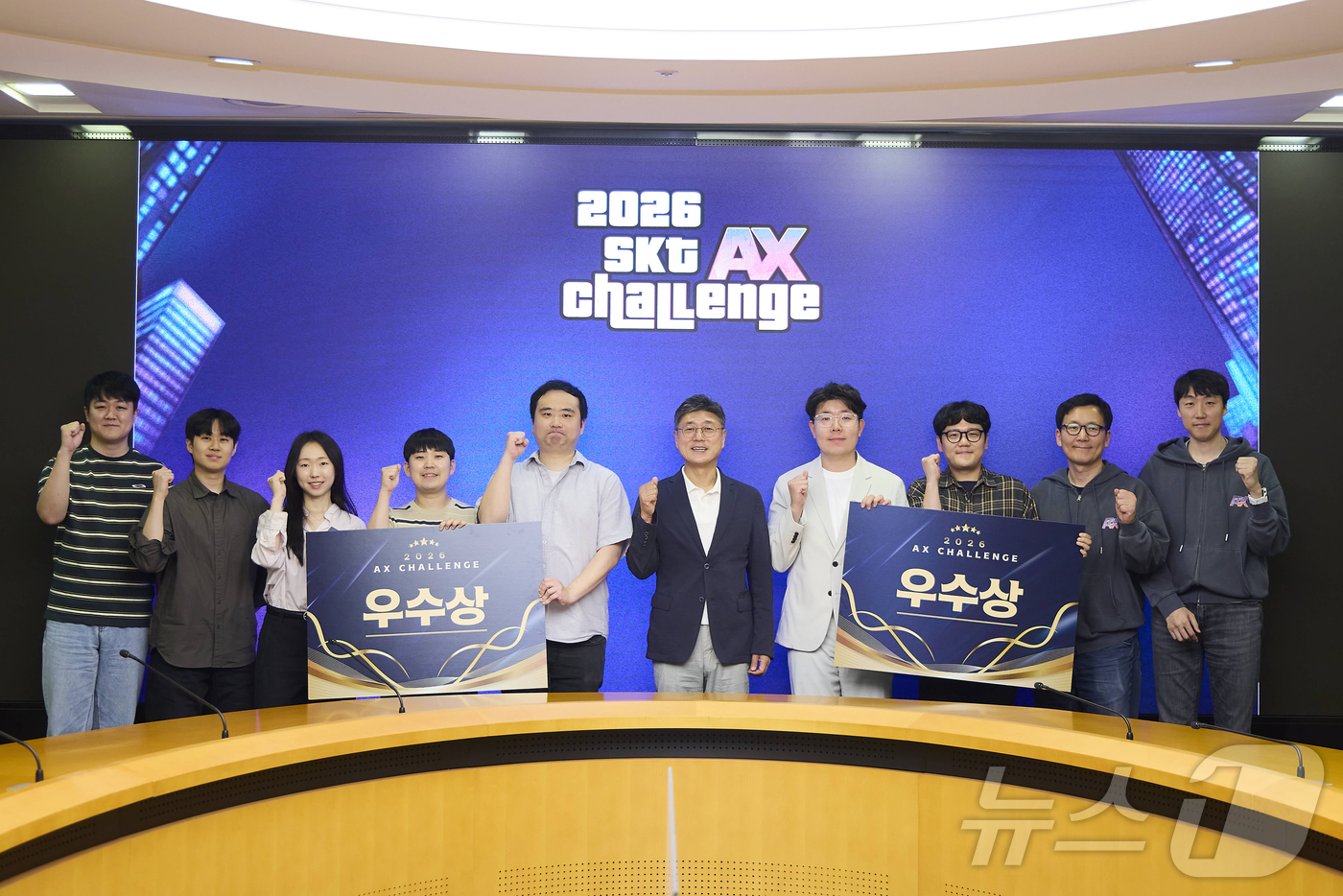 (서울=뉴스1) = SKT가 전사 AX(AI 전환) 가속화를 목표로 개최한 사내 AI 해커톤 ‘AX 챌린지’가 성공적으로 막을 내렸다고 22일 밝혔다. 사진은 우수 4팀이 정재헌 …