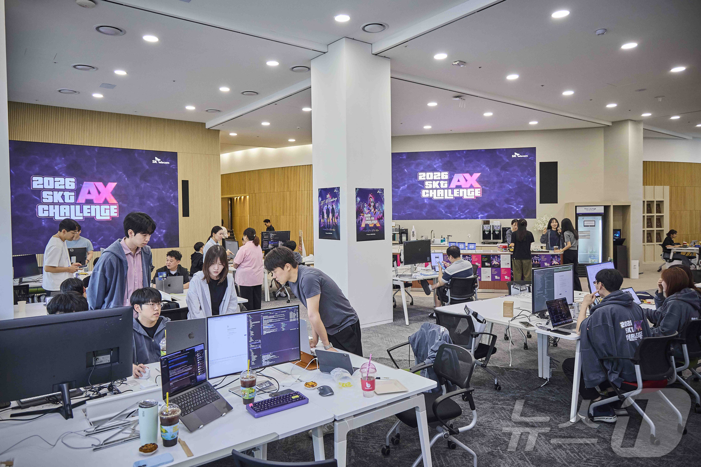 (서울=뉴스1) = SKT가 전사 AX(AI 전환) 가속화를 목표로 개최한 사내 AI 해커톤 ‘AX 챌린지’가 성공적으로 막을 내렸다고 22일 밝혔다. 사진은 SKT 직원들이 AI …