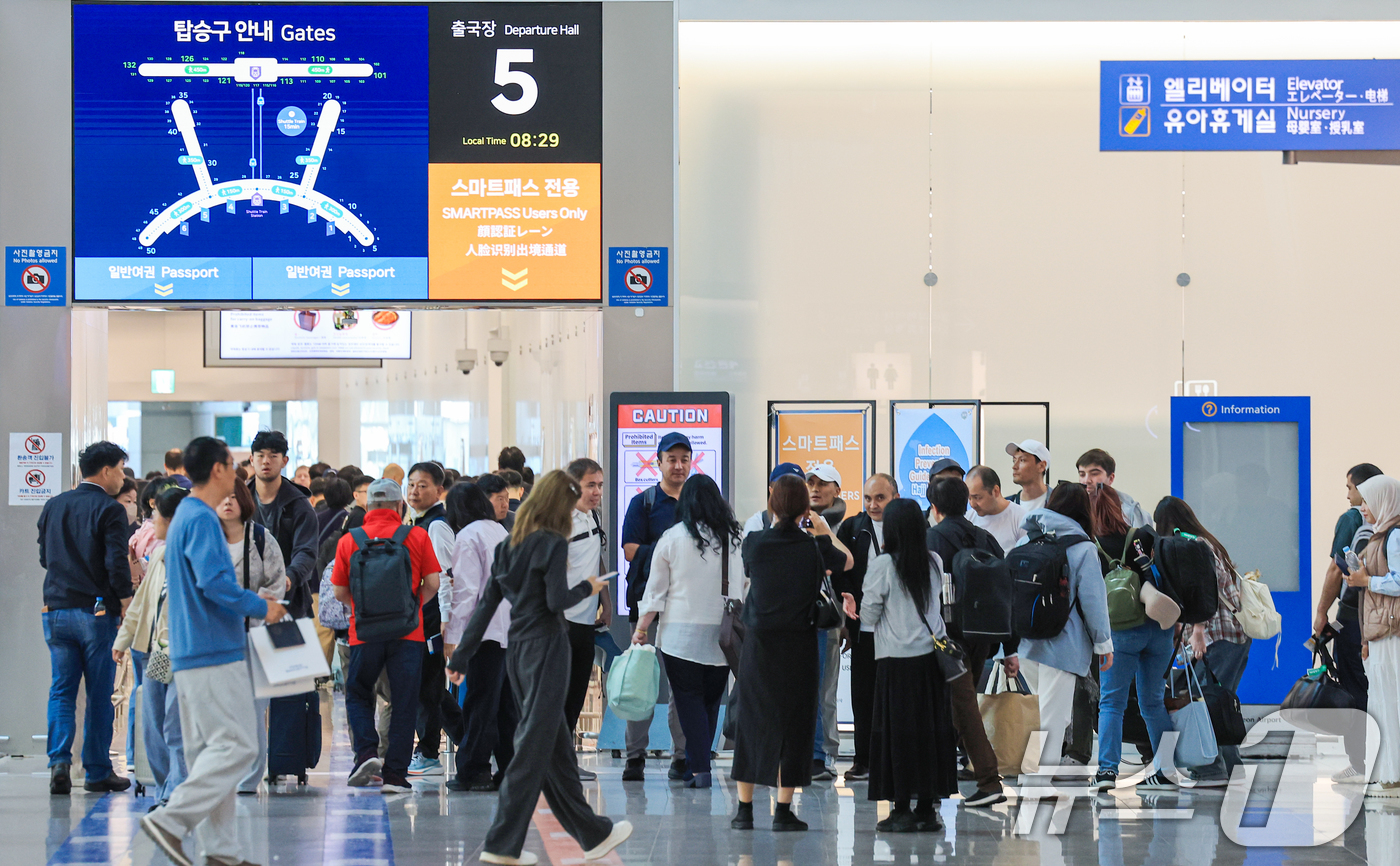 (인천공항=뉴스1) 이호윤 기자 = 최근 콩고민주공화국과 우간다 등에서 에볼라바이러스병 집단 발생이 이어지면서 세계보건기구(WHO)는 국제 공중보건 위기 상황을 선언했다. 이에 지 …