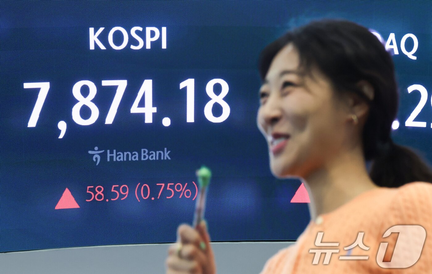 본문 이미지 - 코스피가 상승 출발한 22일 오전 서울 중구 하나은행 본점 딜링룸 전광판에 코스피 지수가 표시되고 있다. 이날 코스피는 전 거래일 대비 57.53포인트(0.74%) 상승한 7873.12에 거래를 시작했다. 2026.5.22 ⓒ 뉴스1 임지훈 인턴기자