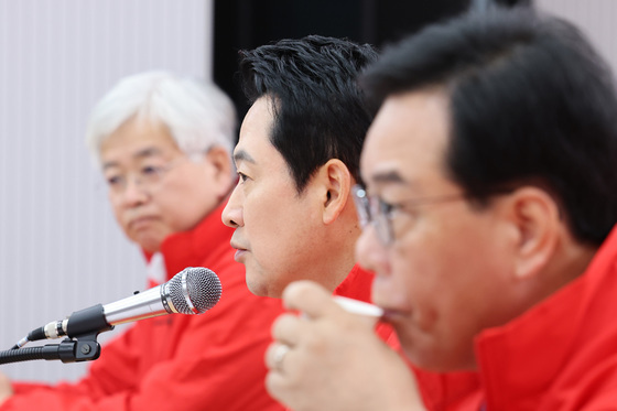 회의 주재하는 장동혁 대표