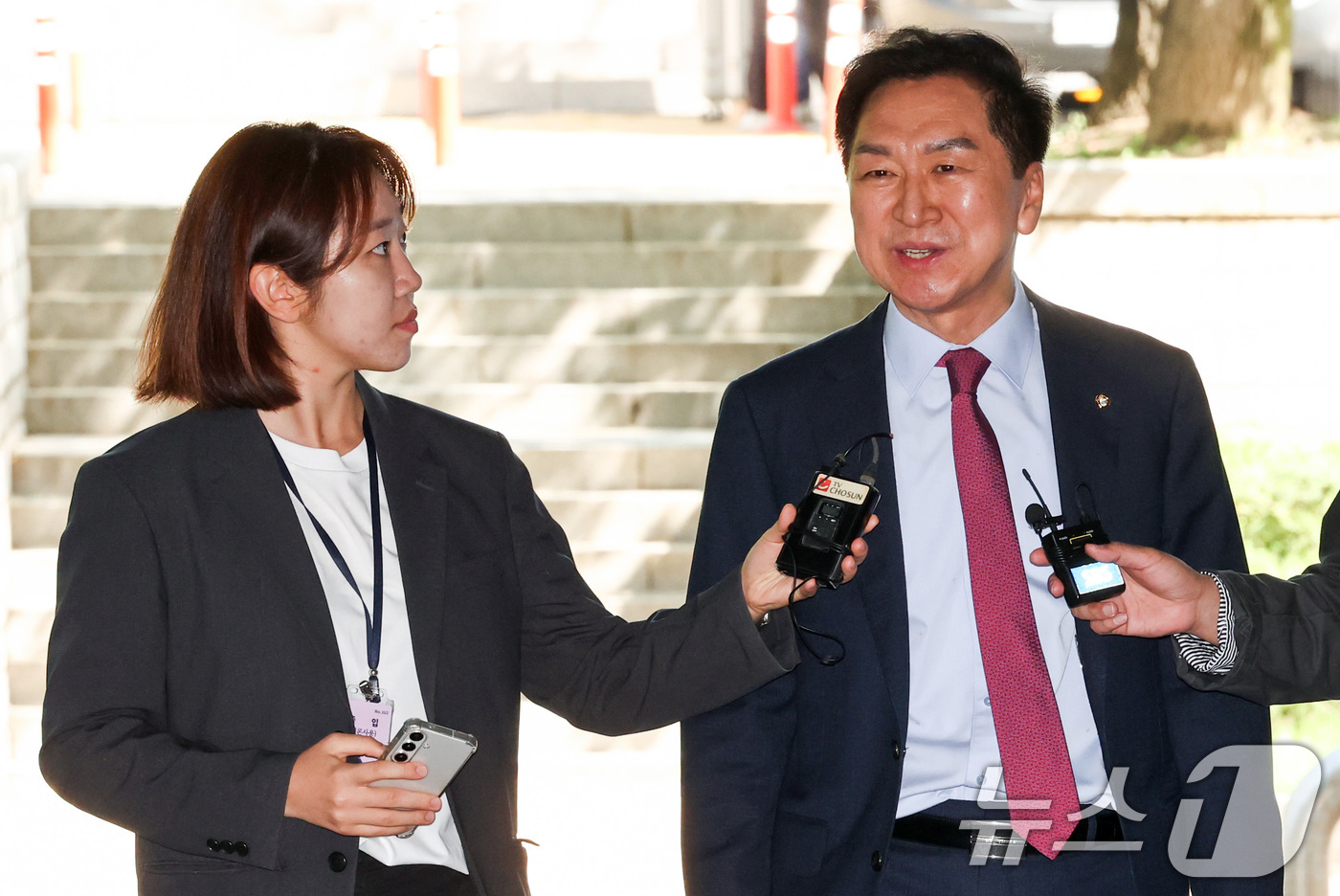 (서울=뉴스1) 최지환 기자 = 청탁금지법 위반 혐의를 받는 김기현 국민의힘 의원이 22일 오전 서울 서초구 서울중앙지방법원에서 열린 첫 공판 기일에 출석하고 있다.김 의원은 배우 …