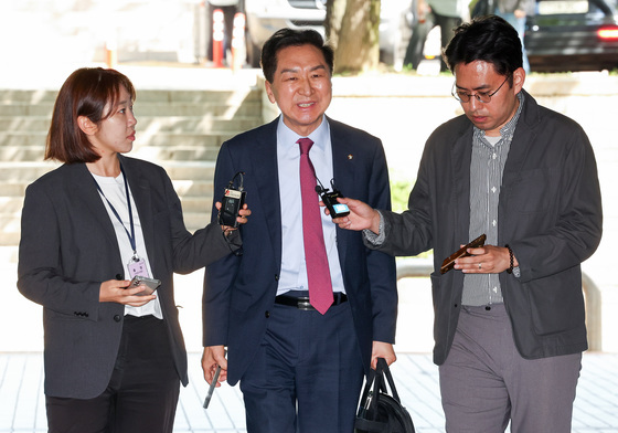 공판 출석하며 취재진 질문에 답변하는 김기현 의원