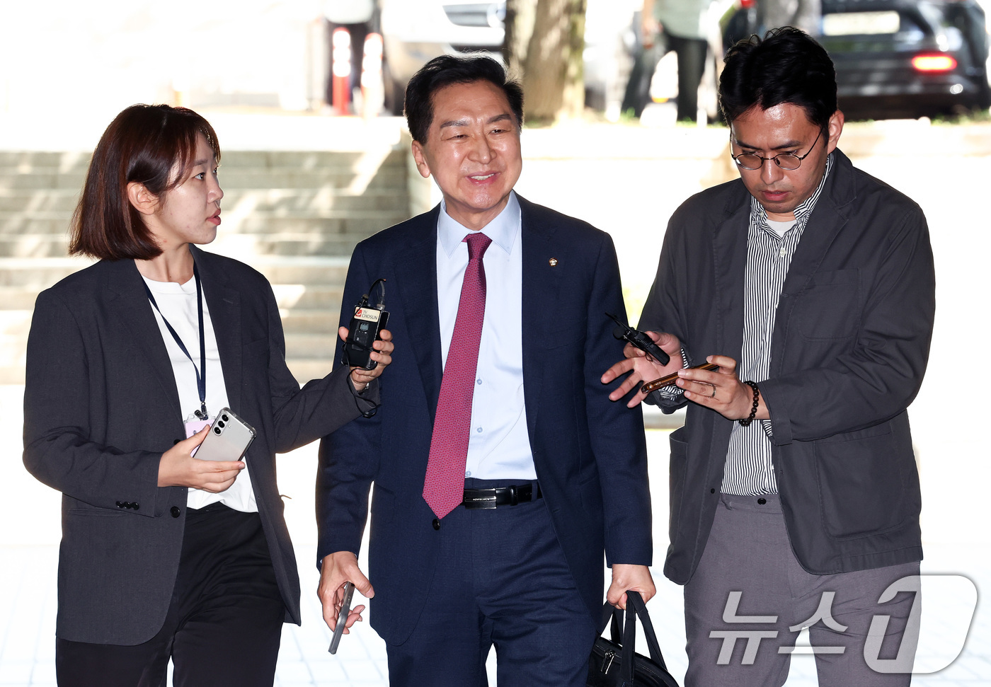 (서울=뉴스1) 최지환 기자 = 청탁금지법 위반 혐의를 받는 김기현 국민의힘 의원이 22일 오전 서울 서초구 서울중앙지방법원에서 열린 첫 공판 기일에 출석하고 있다.김 의원은 배우 …