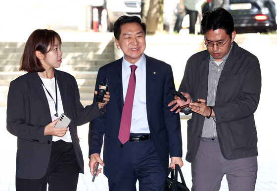 '김건희에 명품백 선물 의혹' 김기현 의원, 첫 공판 출석