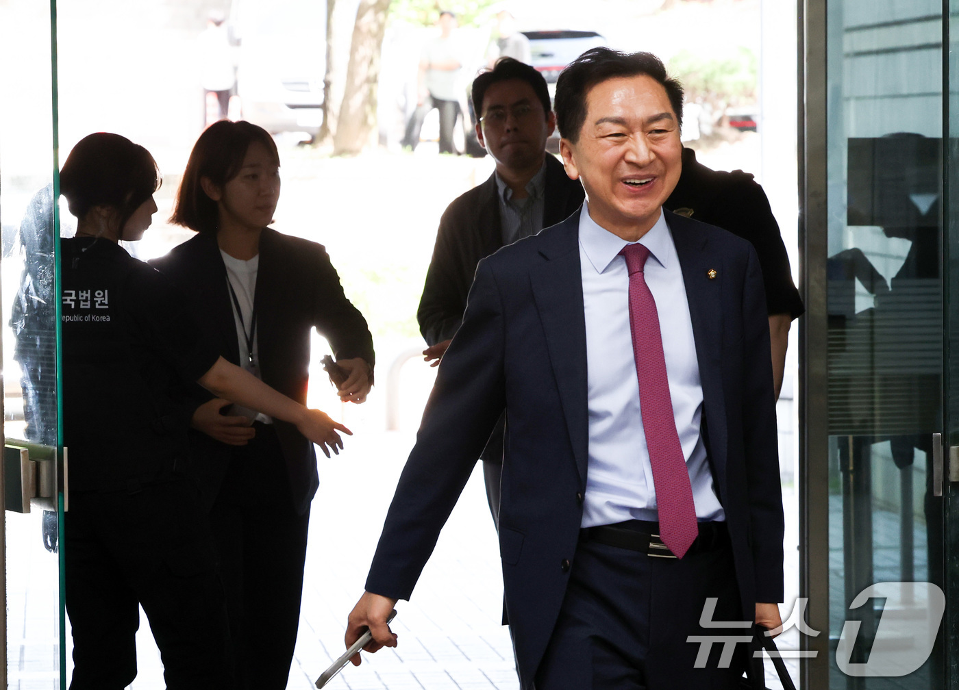 (서울=뉴스1) 최지환 기자 = 청탁금지법 위반 혐의를 받는 김기현 국민의힘 의원이 22일 오전 서울 서초구 서울중앙지방법원에서 열린 첫 공판 기일에 출석하고 있다.김 의원은 배우 …