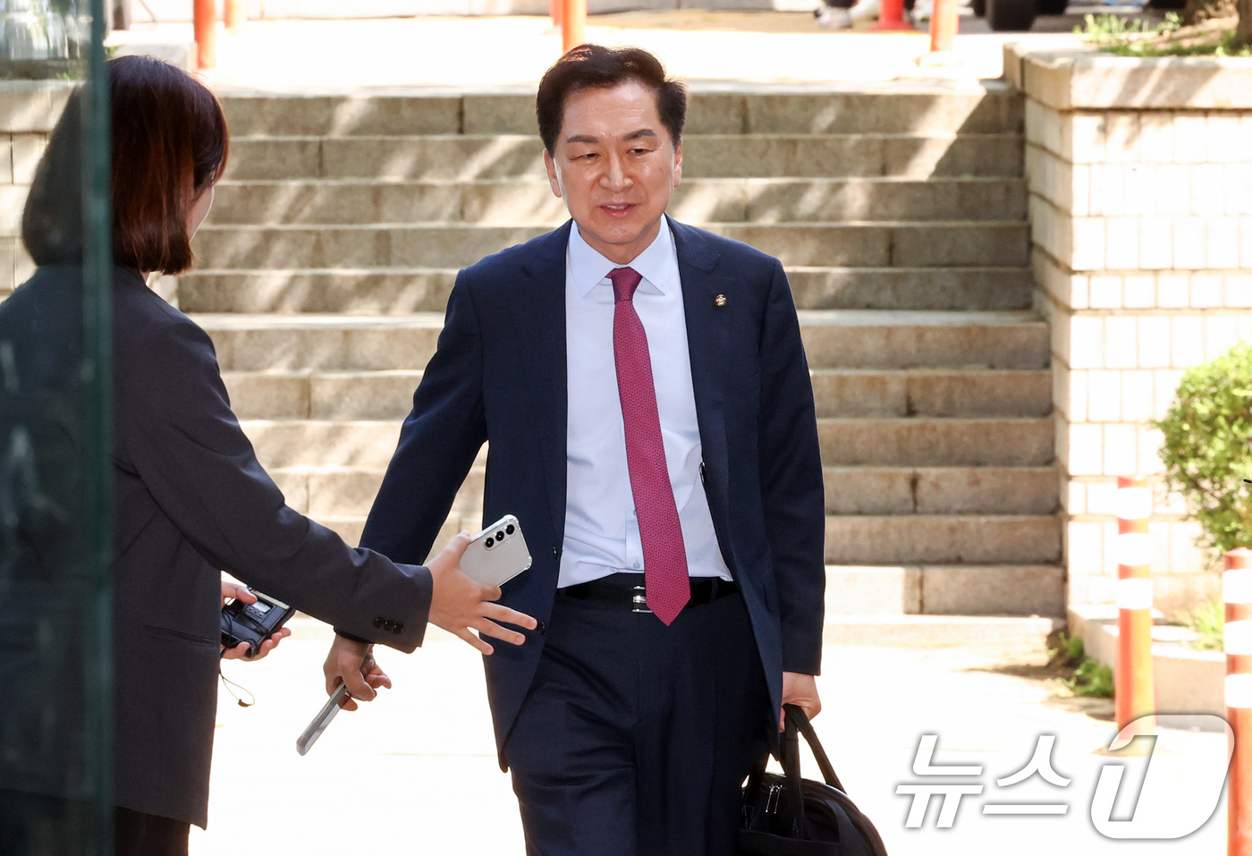 (서울=뉴스1) 최지환 기자 = 청탁금지법 위반 혐의를 받는 김기현 국민의힘 의원이 22일 오전 서울 서초구 서울중앙지방법원에서 열린 첫 공판 기일에 출석하고 있다.김 의원은 배우 …