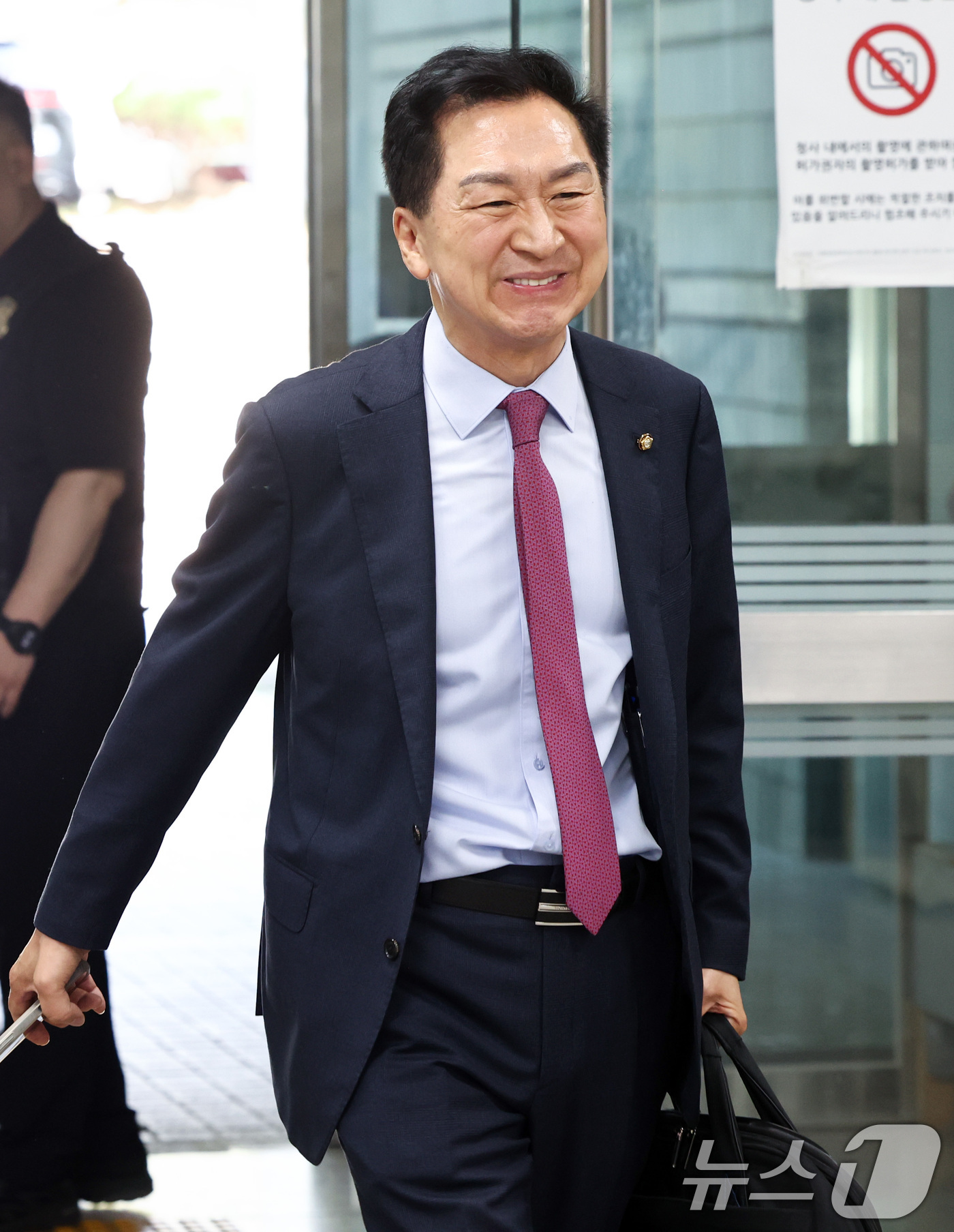 (서울=뉴스1) 최지환 기자 = 청탁금지법 위반 혐의를 받는 김기현 국민의힘 의원이 22일 오전 서울 서초구 서울중앙지방법원에서 열린 첫 공판 기일에 출석하고 있다.김 의원은 배우 …