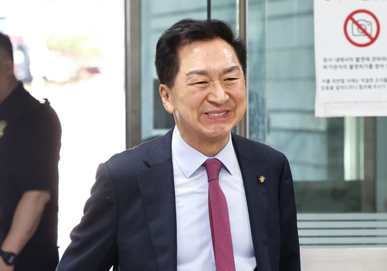 '로저비비에 청탁 혐의' 김기현 의원 부부, 첫 공판