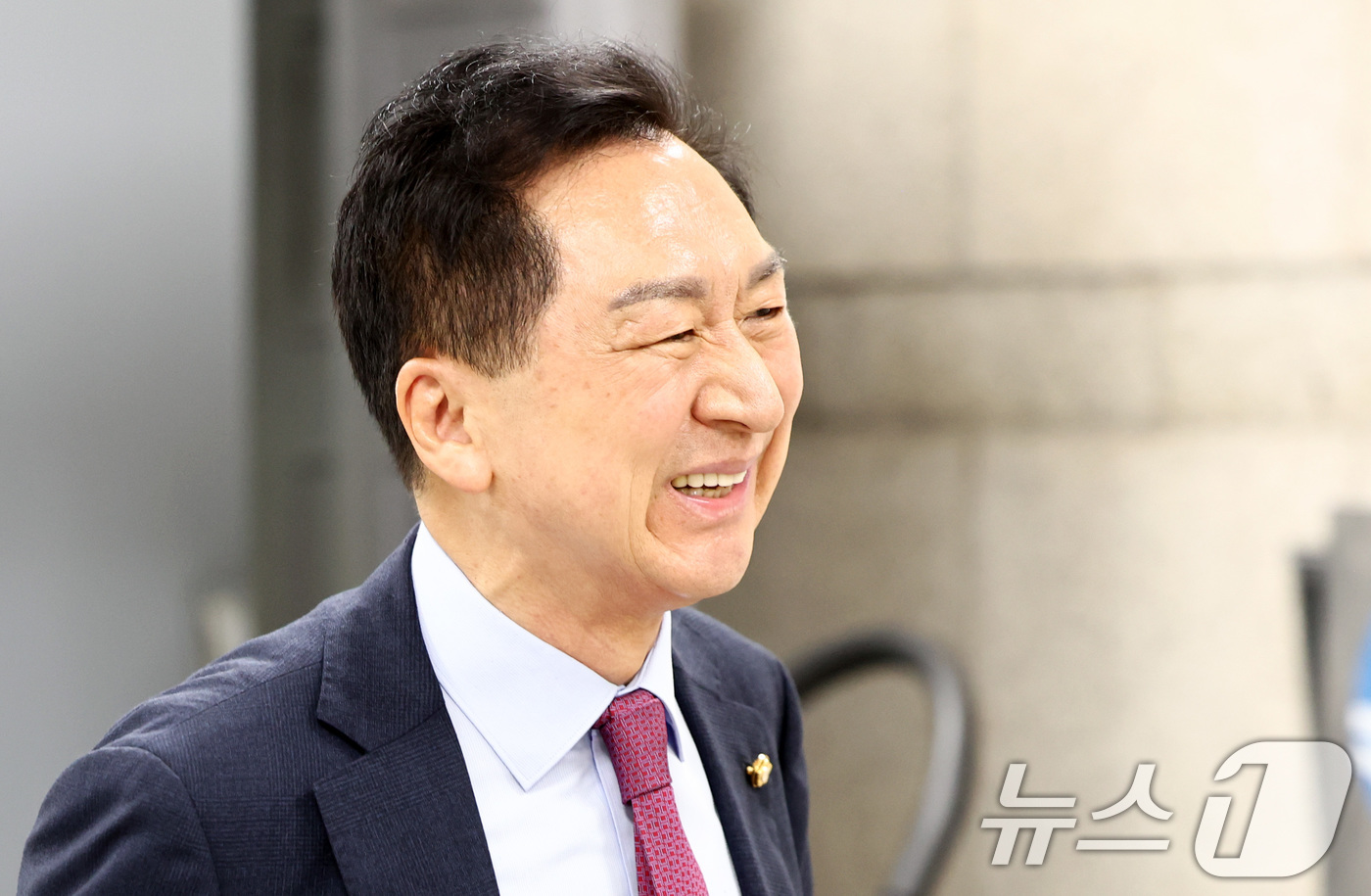 (서울=뉴스1) 최지환 기자 = 청탁금지법 위반 혐의를 받는 김기현 국민의힘 의원이 22일 오전 서울 서초구 서울중앙지방법원에서 열린 첫 공판 기일에 출석하고 있다.김 의원은 배우 …