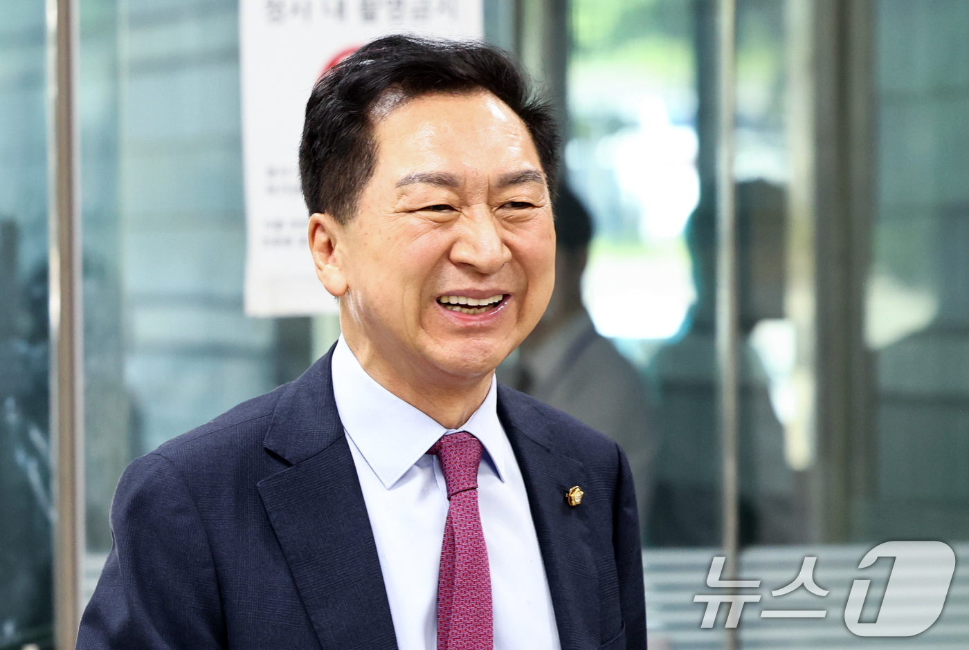 (서울=뉴스1) 최지환 기자 = 청탁금지법 위반 혐의를 받는 김기현 국민의힘 의원이 22일 오전 서울 서초구 서울중앙지방법원에서 열린 첫 공판 기일에 출석하고 있다.김 의원은 배우 …