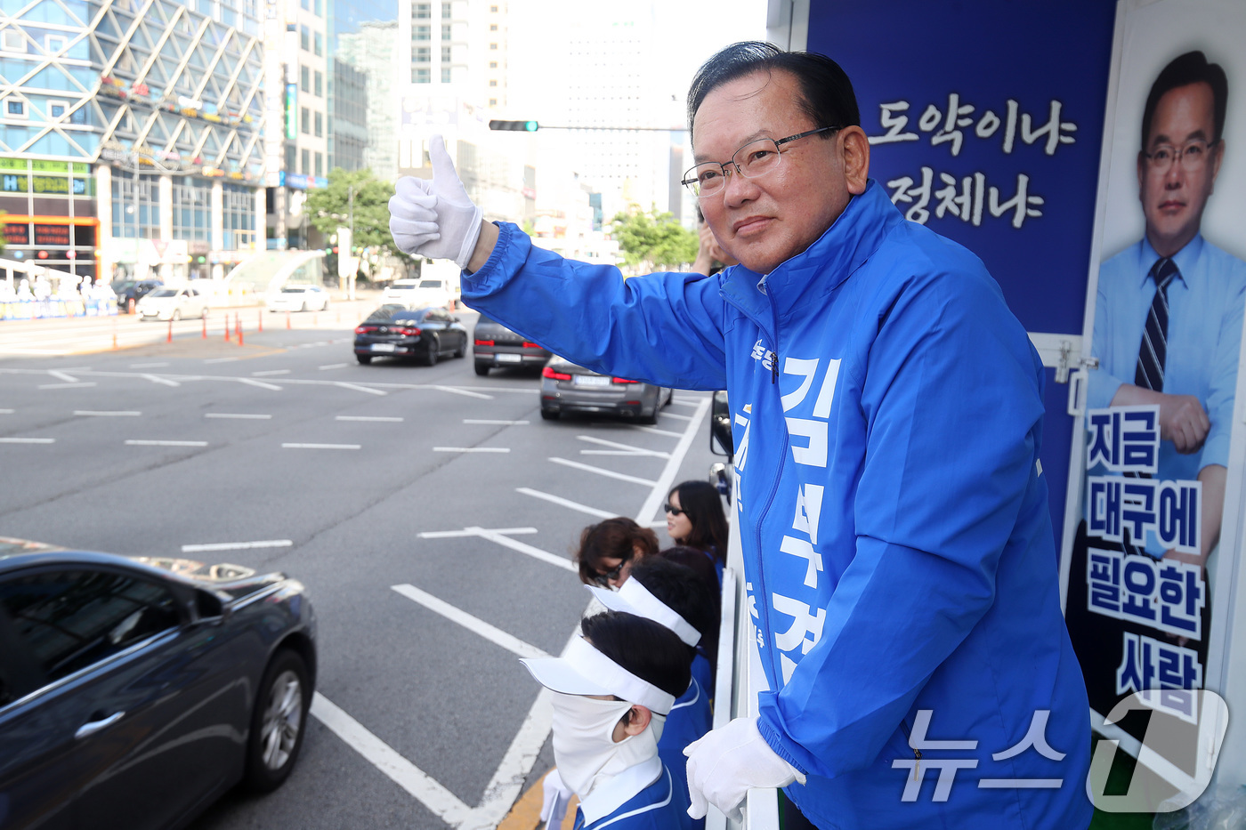 (대구=뉴스1) 공정식 기자 = 김부겸 더불어민주당 대구시장 후보가 22일 오전 대구 중구 반월당사거리에서 출근길 시민들을 향해 인사하고 있다. 2026.5.22/뉴스1