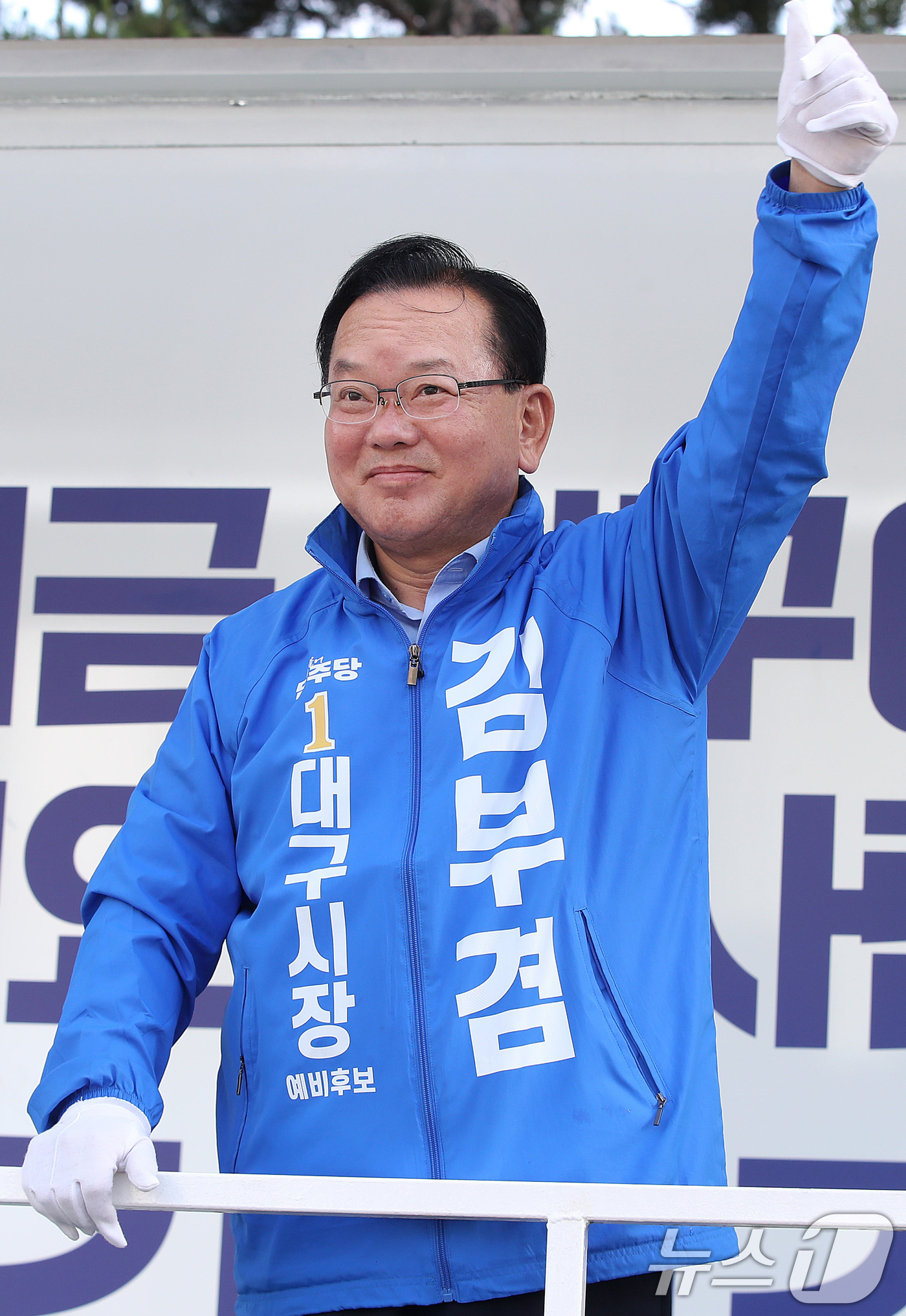 (대구=뉴스1) 공정식 기자 = 김부겸 더불어민주당 대구시장 후보가 22일 오전 대구 중구 반월당사거리에서 출근길 시민들을 향해 인사하고 있다. 2026.5.22/뉴스1