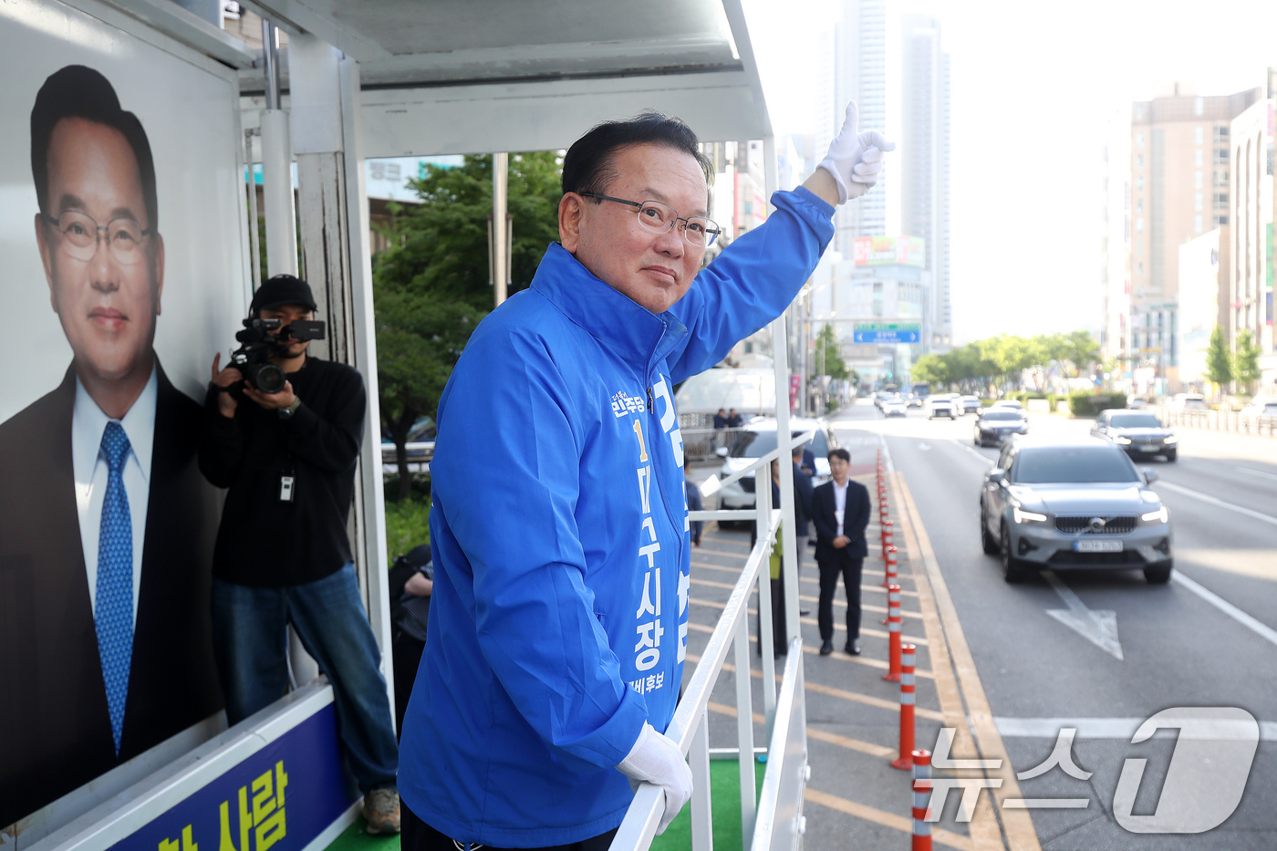 (대구=뉴스1) 공정식 기자 = 김부겸 더불어민주당 대구시장 후보가 22일 오전 대구 중구 반월당사거리에서 출근길 시민들을 향해 인사하고 있다. 2026.5.22/뉴스1