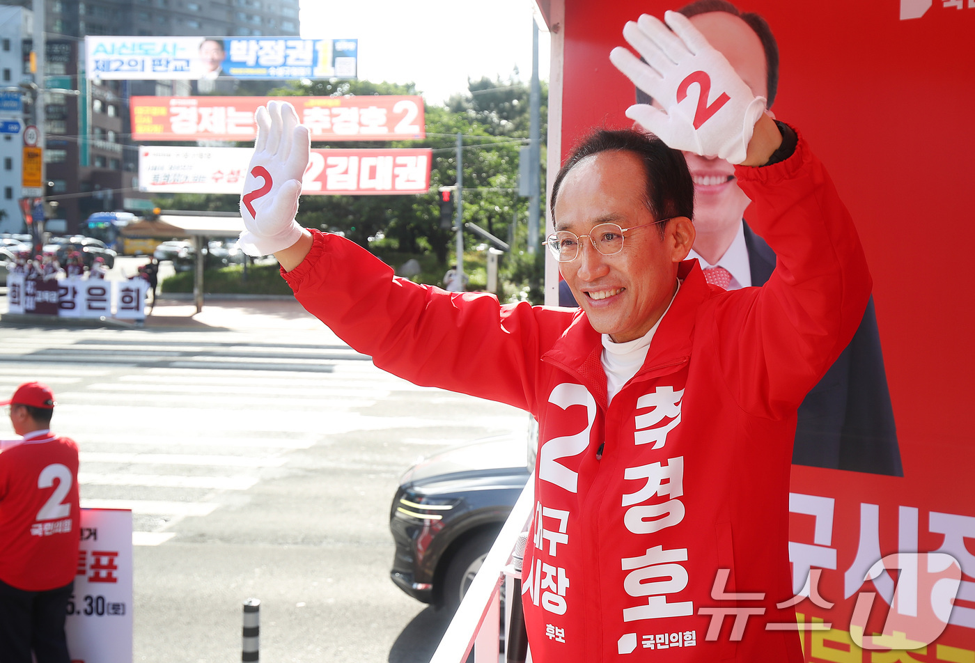 (대구=뉴스1) 공정식 기자 = 추경호 국민의힘 대구시장 후보가 22일 오전 대구 수성구 범어네거리에서 출근길 시민들을 향해 인사하고 있다. 2026.5.22/뉴스1