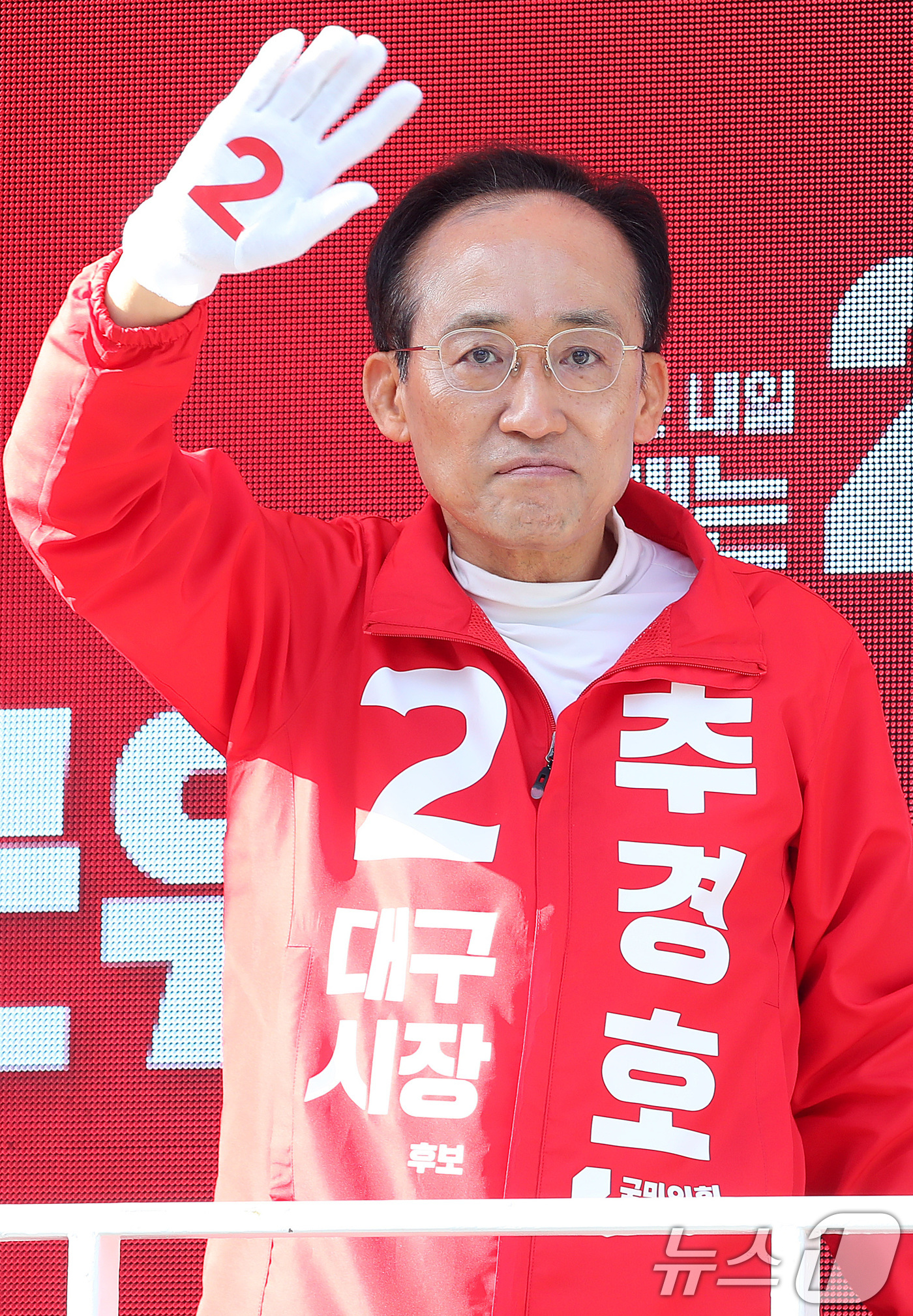 (대구=뉴스1) 공정식 기자 = 추경호 국민의힘 대구시장 후보가 22일 오전 대구 수성구 범어네거리에서 출근길 시민들을 향해 인사하고 있다. 2026.5.22/뉴스1