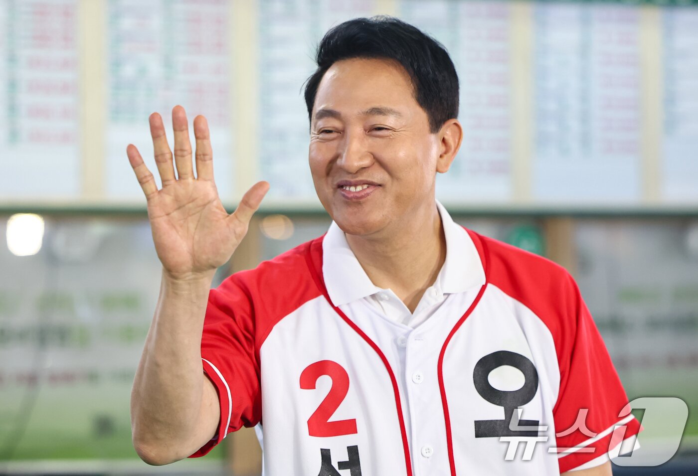 본문 이미지 - 오세훈 국민의힘 서울시장 후보가 22일 서울 광진구 동서울종합터미널에서 대시민 메시지를 발표하기 전 지지자들에게 응원 자제를 부탁하고 있다. 2026.5.22 ⓒ 뉴스1 김도우 기자