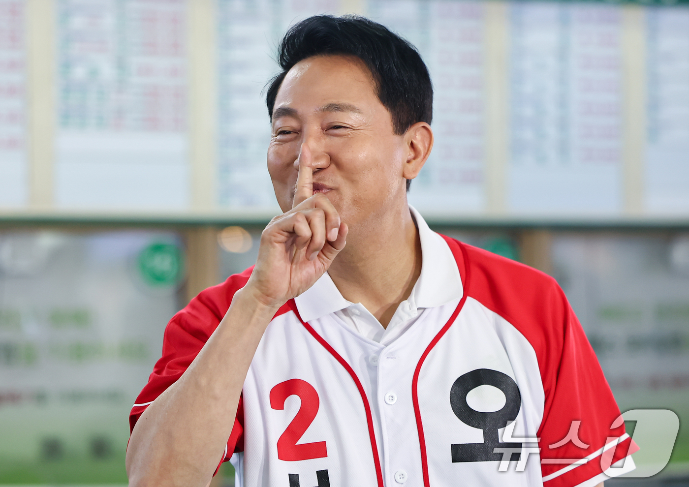 (서울=뉴스1) 김도우 기자 = 오세훈 국민의힘 서울시장 후보가 22일 서울 광진구 동서울종합터미널에서 대시민 메시지를 발표하기 전 지지자들에게 응원 자제를 부탁하고 있다. 202 …