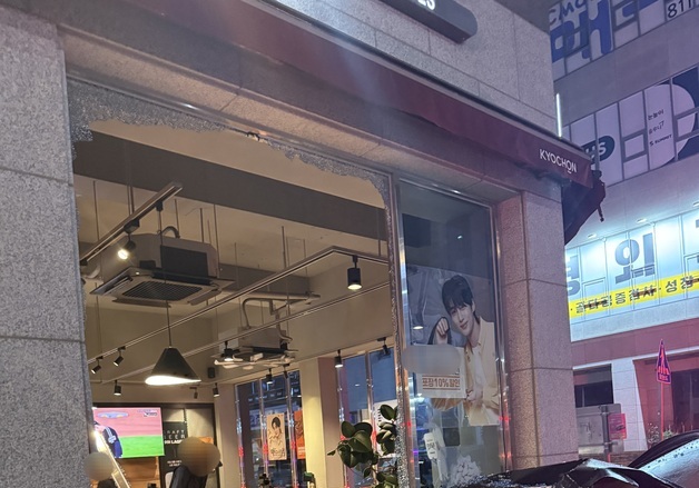 치킨집으로 차량 돌진, 손님 2명 부상…30대 운전자 음주 조사