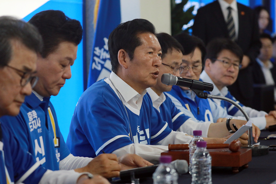 與, 충북 찾아 신용한 지원사격…"공약실천단 즉각 구성"