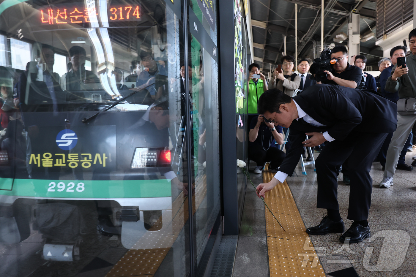 (서울=뉴스1) 오대일 기자 = 정원오 더불어민주당 서울시장 후보가 22일 오전 서울 구의역에서 열린 구의역 참사 10주기 추모문화제에서 헌화를 하고 있다. (공동취재) 2026. …