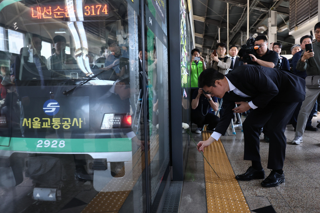 구의역 스크린도어에 국화 놓은 정원오…"안전한 서울 만들겠다"
