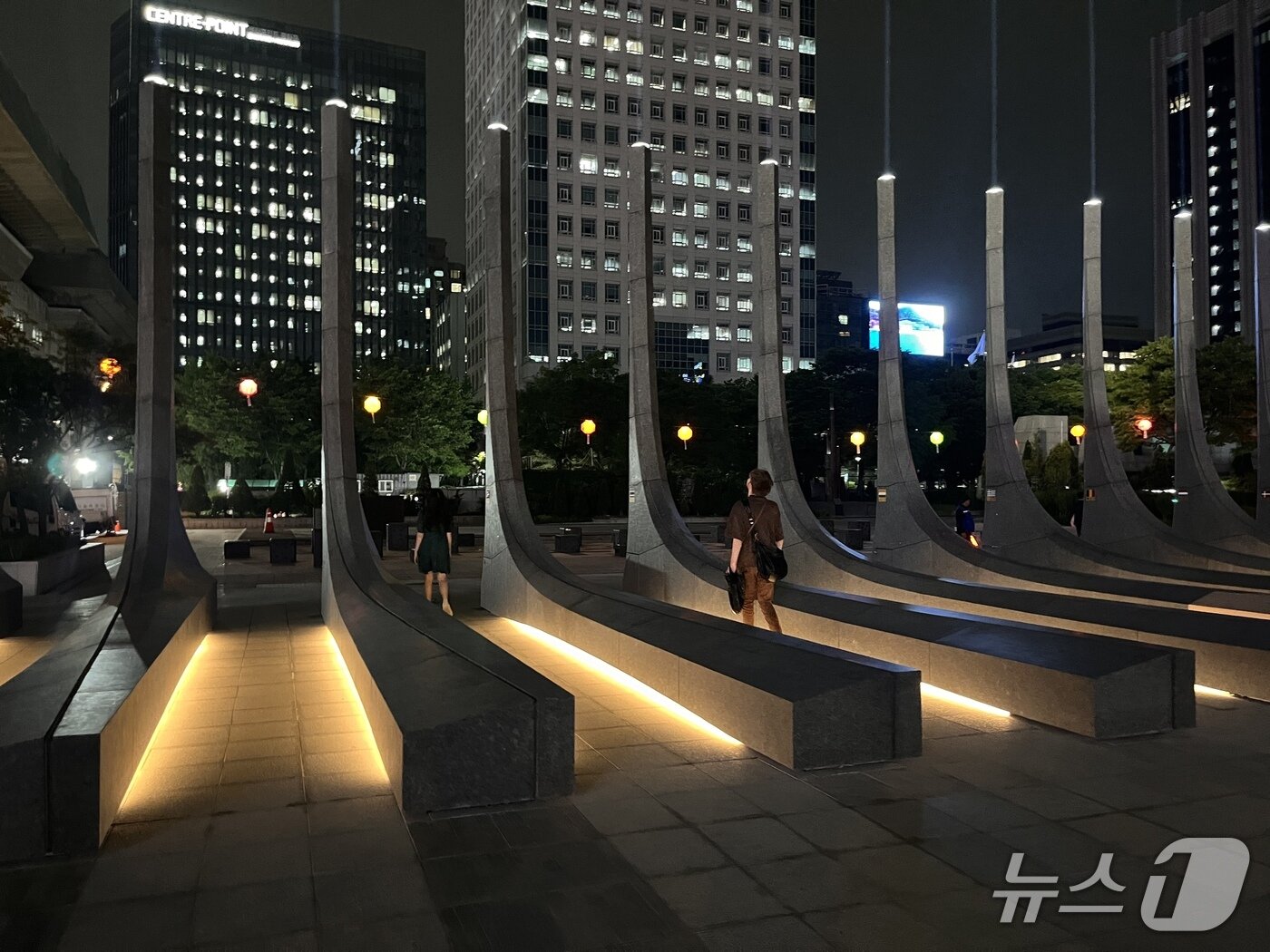 본문 이미지 - 외국인 관광객이 광화문광장 '감사의정원'을 둘러보고 있다.