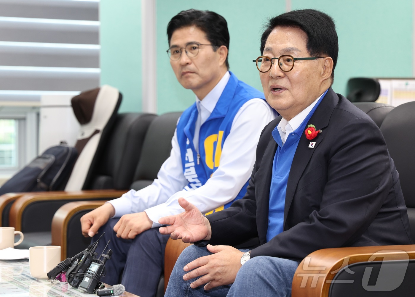 (전주=뉴스1) 유경석 기자 = 박지원 더불어민주당 국회의원(오른쪽)과 이원택 전북도지사 후보가 22일 전북 전주시 전북특별자치도의회 기자실을 찾아 간담회를 하고 있다. 2026. …
