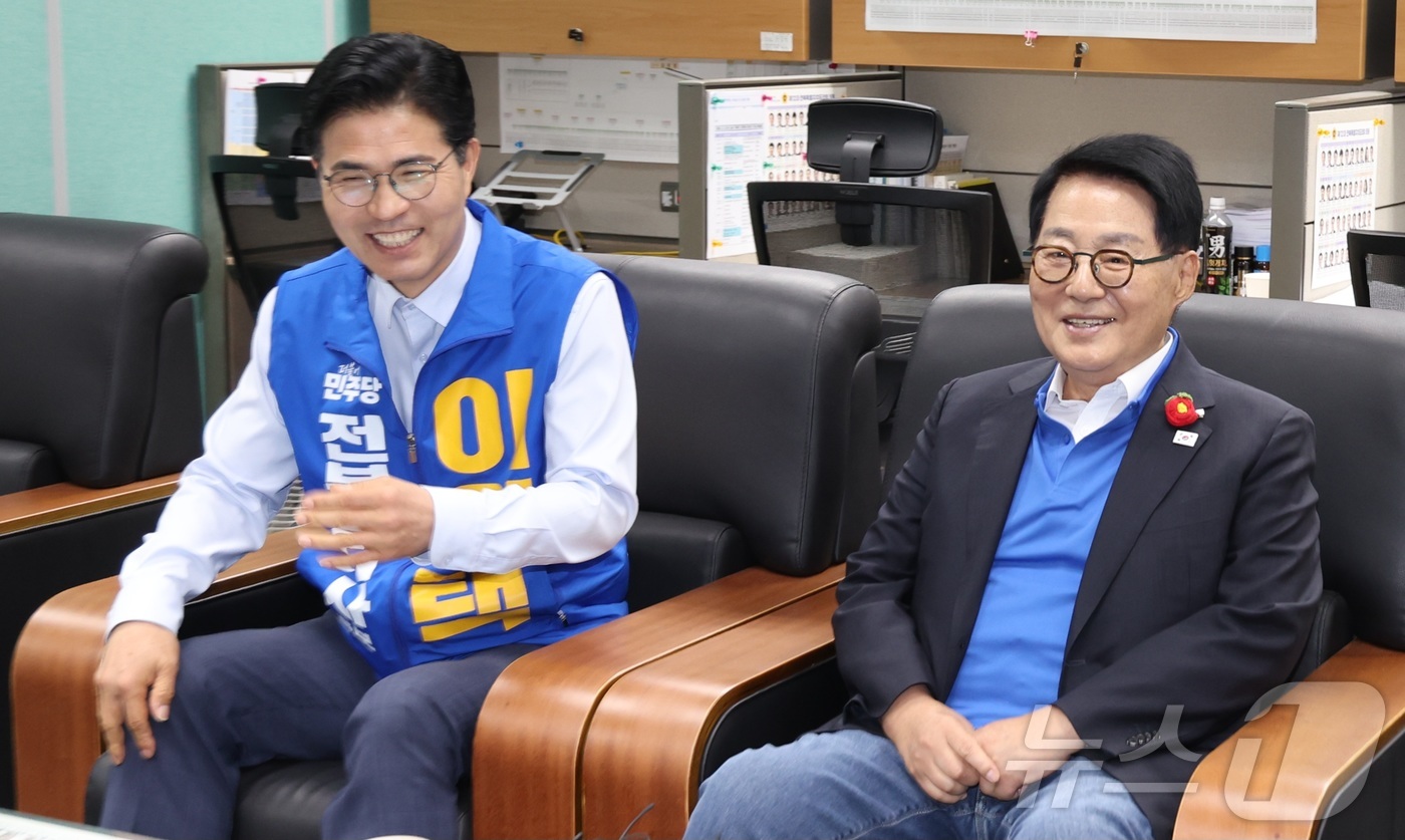 (전주=뉴스1) 유경석 기자 = 박지원 더불어민주당 국회의원(오른쪽)과 이원택 전북도지사 후보가 22일 전북 전주시 전북특별자치도의회 기자실을 찾아 간담회를 하고 있다. 2026. …