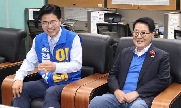 환하게 웃으며 간담회 시작하는 박지원 의원과 이원택 후보