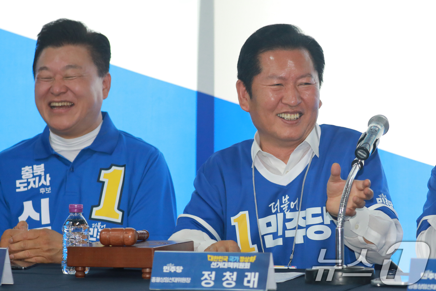 (청주=뉴스1) 김용빈 기자 = 정청래 더불어민주당 대표가 22일 충북 청주시 이장섭 청주시장 후보 선거사무소에서 열린 현장 중앙선거대책위원회 회의에서 발언하고 있다. 2026.5 …