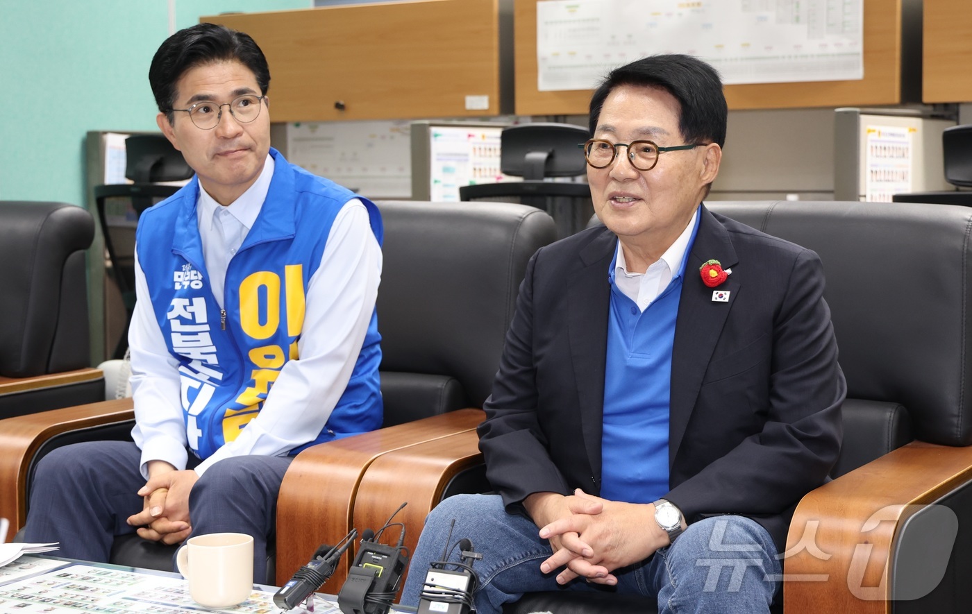 (전주=뉴스1) 유경석 기자 = 박지원 더불어민주당 국회의원(오른쪽)과 이원택 전북도지사 후보가 22일 전북 전주시 전북특별자치도의회 기자실을 찾아 간담회를 하고 있다. 2026. …
