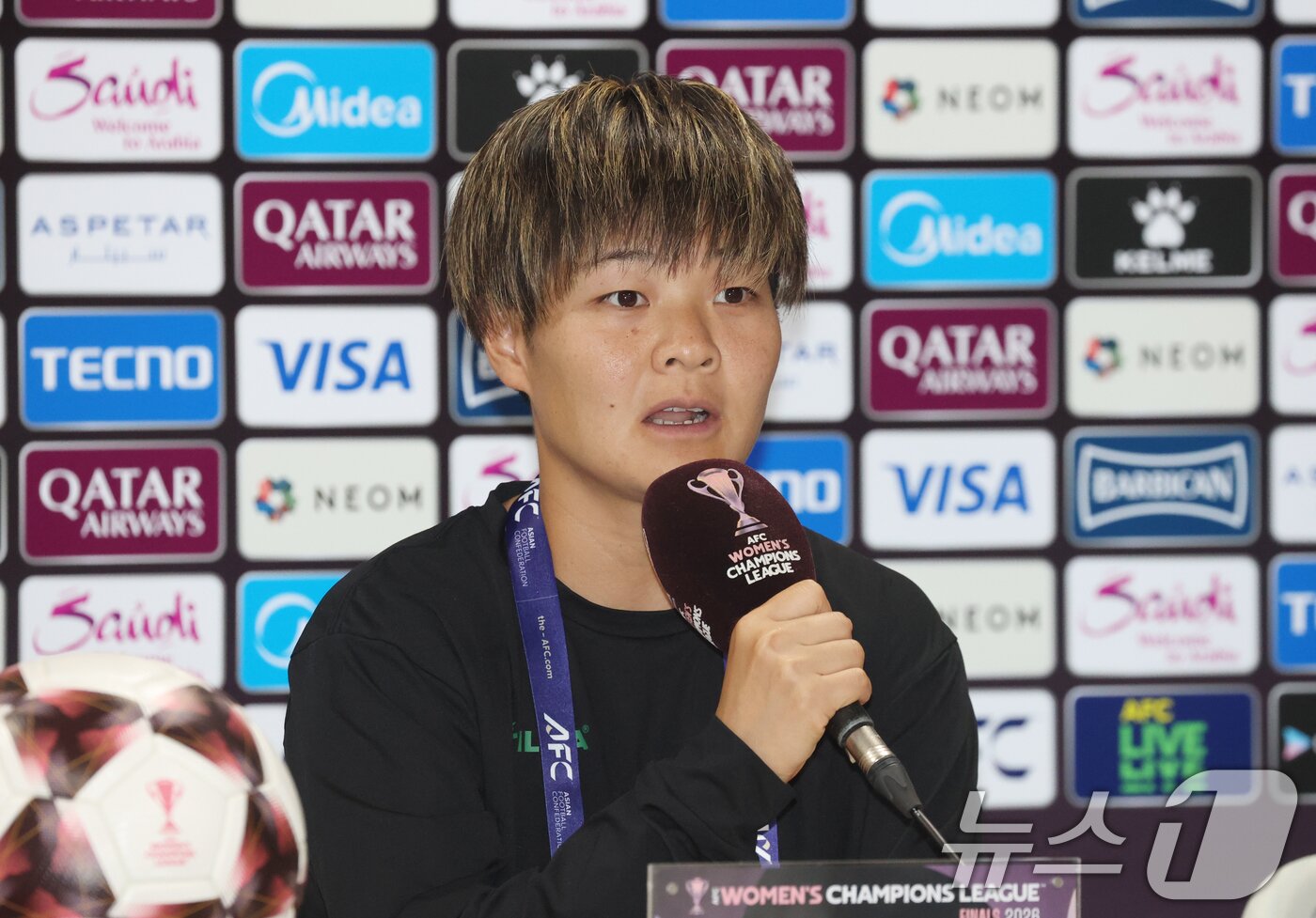 본문 이미지 - 도쿄 베르디 벨레자 무라마쓰 도모코가 22일 경기 수원시 장안구 수원종합운동장에서 열린 2025-2026 아시아축구연맹(AFC) 여자 챔피언스리그(AWCL) 결승전 기자회견에서 취재진의 질문에 답하고 있다. 2026.5.22 ⓒ 뉴스1 김영운 기자