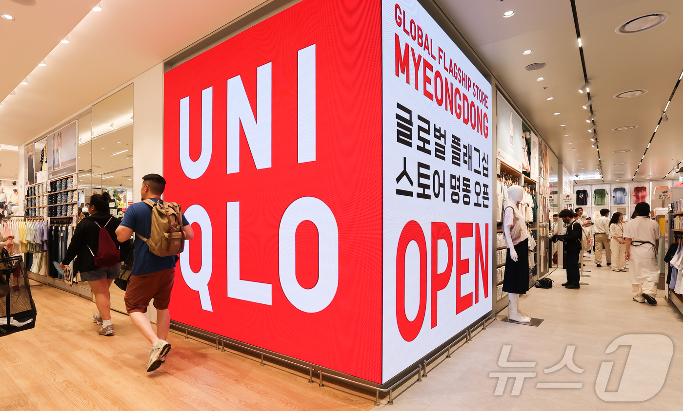 (서울=뉴스1) 이종수 인턴기자 = 22일 서울 중구 유니클로 명동점 앞이 입장을 기다리는 관광객들로 붐비고 있다. 유니클로는 이날 국내 최대 규모의 글로벌 플래그십 스토어를 오픈 …