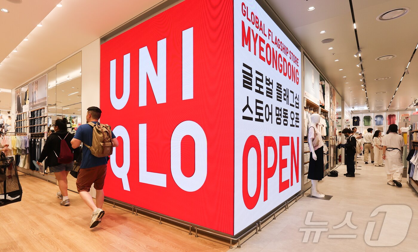 본문 이미지 - 22일 서울 중구 유니클로 명동점 앞이 입장을 기다리는 관광객들로 붐비고 있다. 유니클로는 이날 국내 최대 규모의 글로벌 플래그십 스토어를 오픈했다. 2026.5.22 ⓒ 뉴스1 이종수 인턴기자