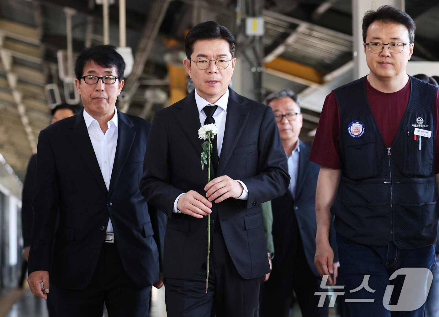 본문 이미지 - 정원오 더불어민주당 서울시장 후보가 22일 서울 광진구 지하철 2호선 구의역에서 열린 구의역 참사 10주기 추모문화제에 앞서 9-4 승강장 스크린도어 참사 현장에 헌화를 하고 있다. 2026.5.22 ⓒ 뉴스1 오대일 기자