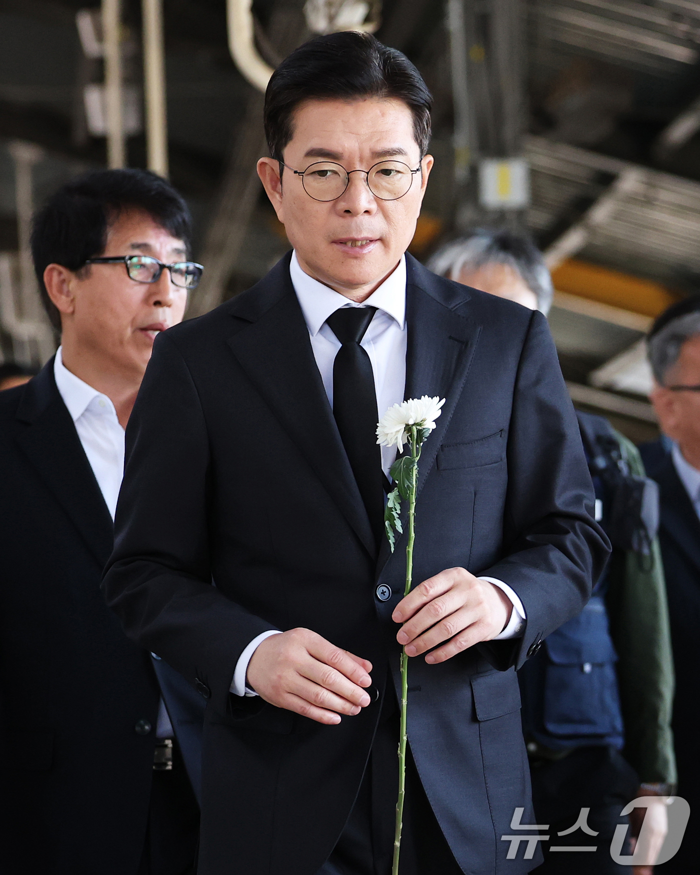(서울=뉴스1) 오대일 기자 = 정원오 더불어민주당 서울시장 후보가 22일 서울 광진구 지하철 2호선 구의역에서 열린 구의역 참사 10주기 추모문화제에 앞서 9-4 승강장 스크린도 …