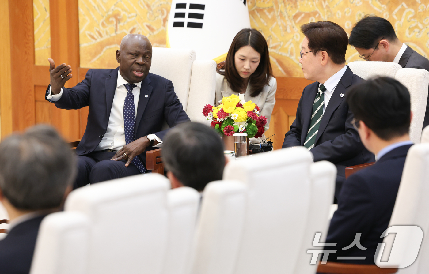 (서울=뉴스1) 허경 기자 = 이재명 대통령이 22일 청와대에서 질베르 웅보 국제노동기구(ILO) 사무총장을 접견하고 있다. 2026.5.22/뉴스1
