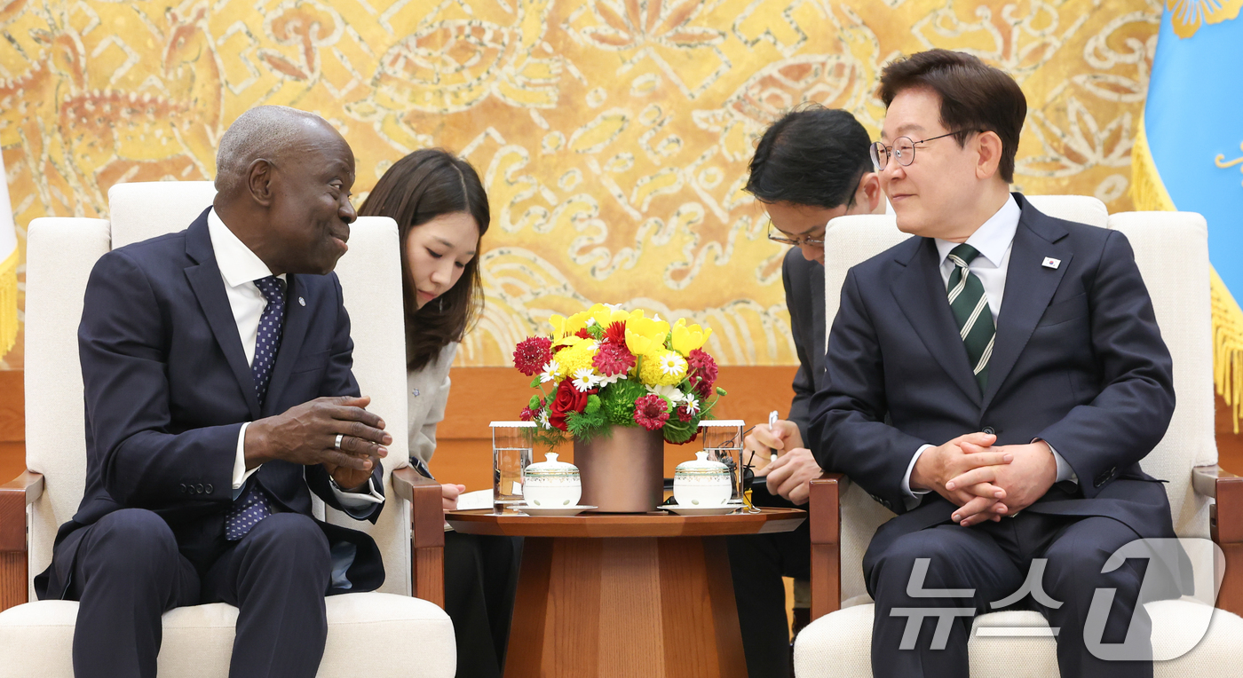 (서울=뉴스1) 허경 기자 = 이재명 대통령이 22일 청와대에서 질베르 웅보 국제노동기구(ILO) 사무총장을 접견하고 있다. 2026.5.22/뉴스1