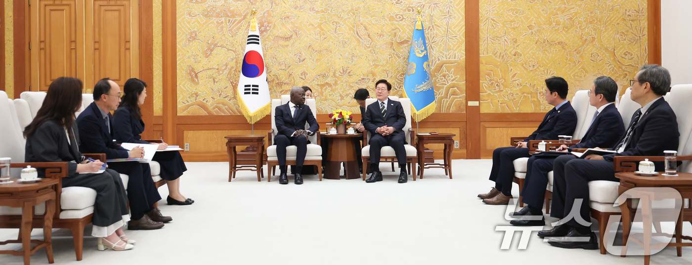 (서울=뉴스1) 허경 기자 = 이재명 대통령이 22일 청와대에서 질베르 웅보 국제노동기구(ILO) 사무총장을 접견하고 있다. 2026.5.22/뉴스1