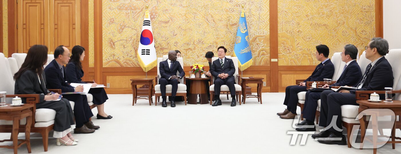 본문 이미지 - 이재명 대통령이 22일 청와대에서 질베르 웅보 국제노동기구(ILO) 사무총장을 접견하고 있다. 2026.5.22 ⓒ 뉴스1 허경 기자