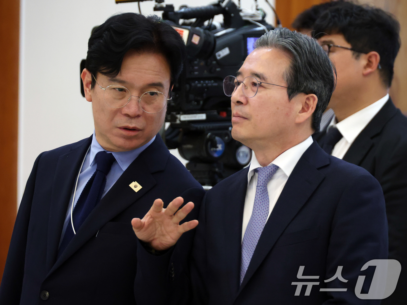 (서울=뉴스1) 허경 기자 = 김영훈 고용노동부 장관과 김용범 정책실장이 22일 청와대에서 열린 이재명 대통령의 질베르 웅보 국제노동기구(ILO) 사무총장 접견 일정에 참석해 대화 …