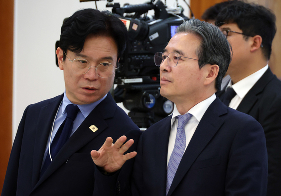 대화하는 김영훈 노동장관과 김용범 정책실장