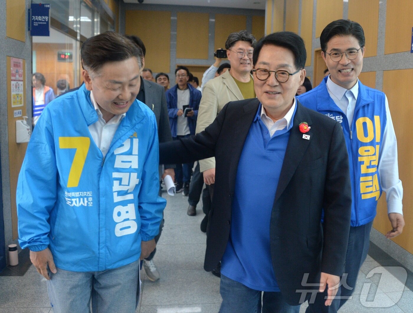본문 이미지 - 박지원 더불어민주당 국회의원(오른쪽)이 22일 전북 전주시 전북특별자치도의회에서 간담회를 마치고 기자회견을 앞둔 김관영 무소속 전북도지사 후보와 인사를 나누고 있다. ⓒ 뉴스1 유경석 기자
